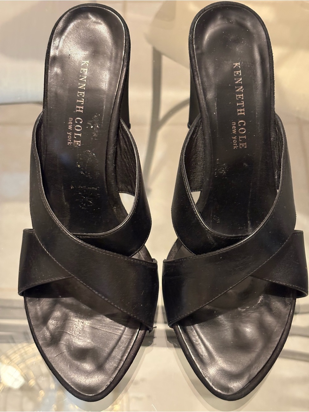 Black Kenneth Cole Shoes in Very Good Condition Size 7 1/2 Medium. .